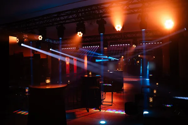 Valgustehnika, kõrged lauad ja lounge-mööbel alumises fuajees