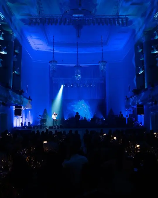 Kontserdisaal sinises valguses, gala laudades