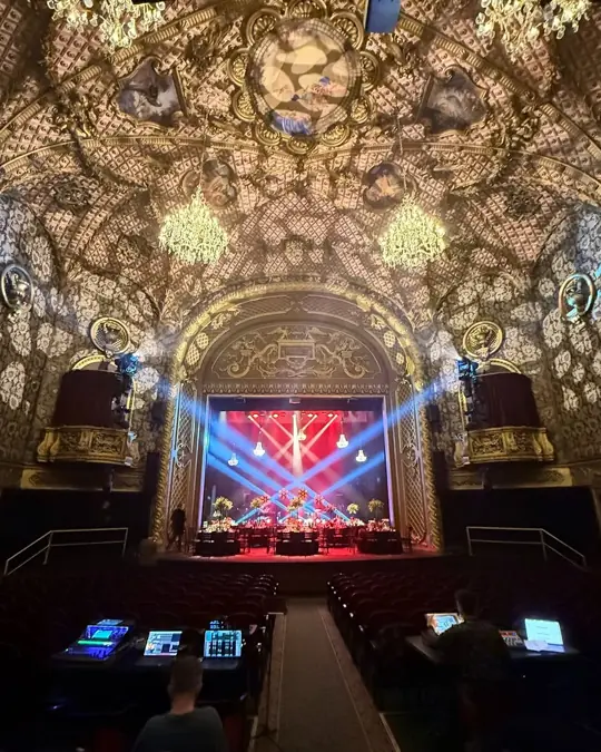 Kaunistatud teatrisaal, lava valguses