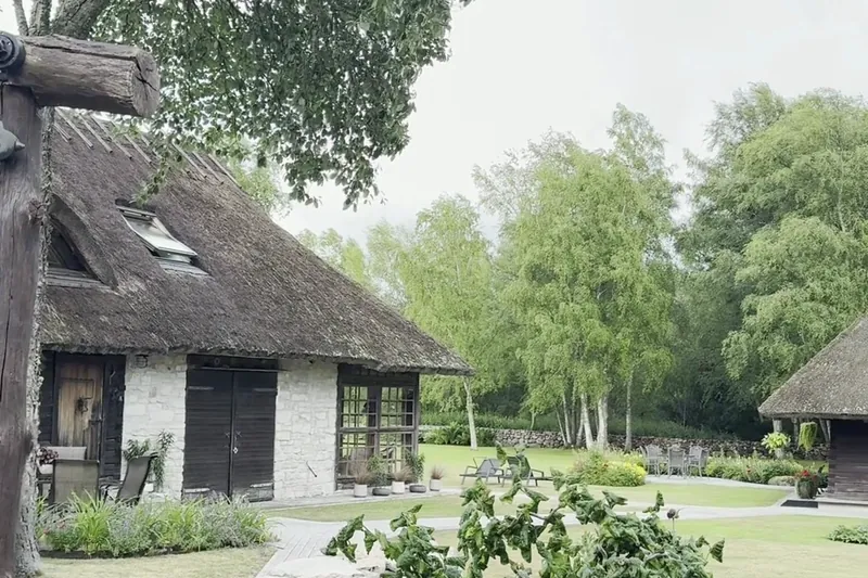 Mardi talu rookatusega maja ja kiviaed